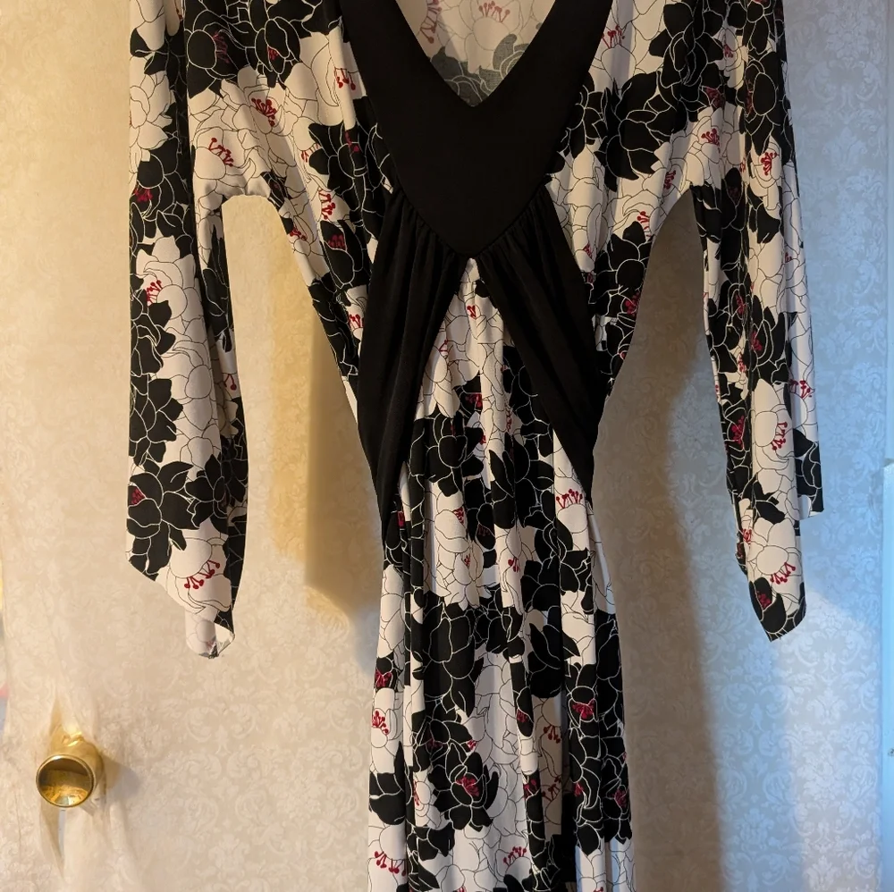 BISOU BISOU Black &White Floral Tieback Dress‎ Sz. Medium V-Neck